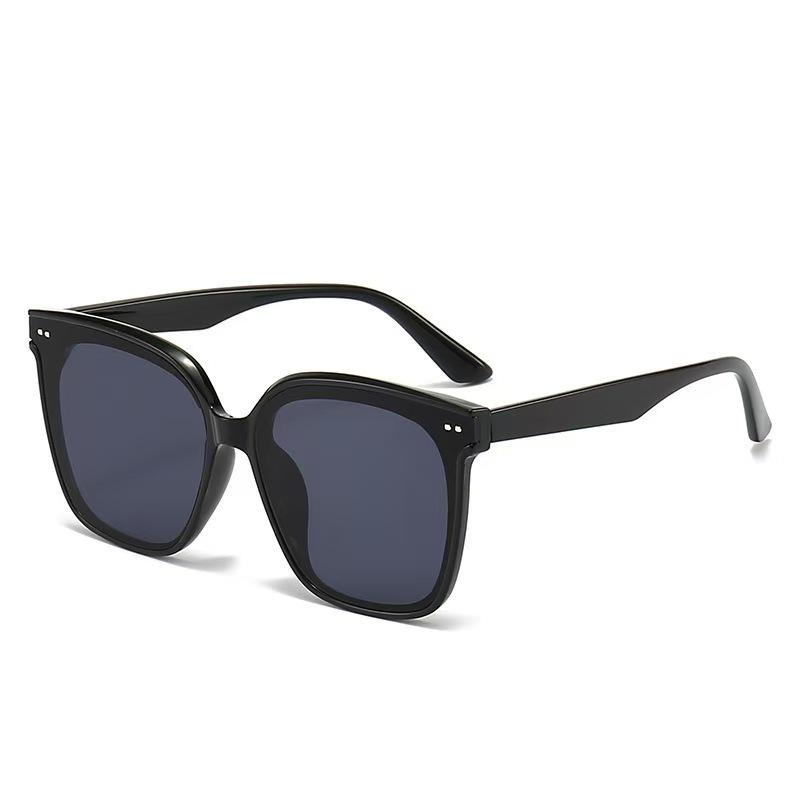 New High End Light Luxury Sunglasses Summer Men Driving Eyeglasses Fashion Women Small Framed Square Eyewear Uv400