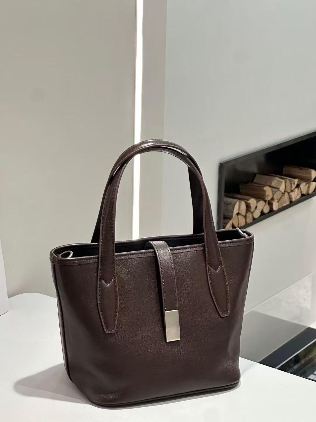 

Women s Large-Capacity Genuine Leather Bucket Bag: Fashionable, Versatile, Exquisite Single-Shoulder and Handheld Design 21cm Length x 16cm Width x 19cm Height