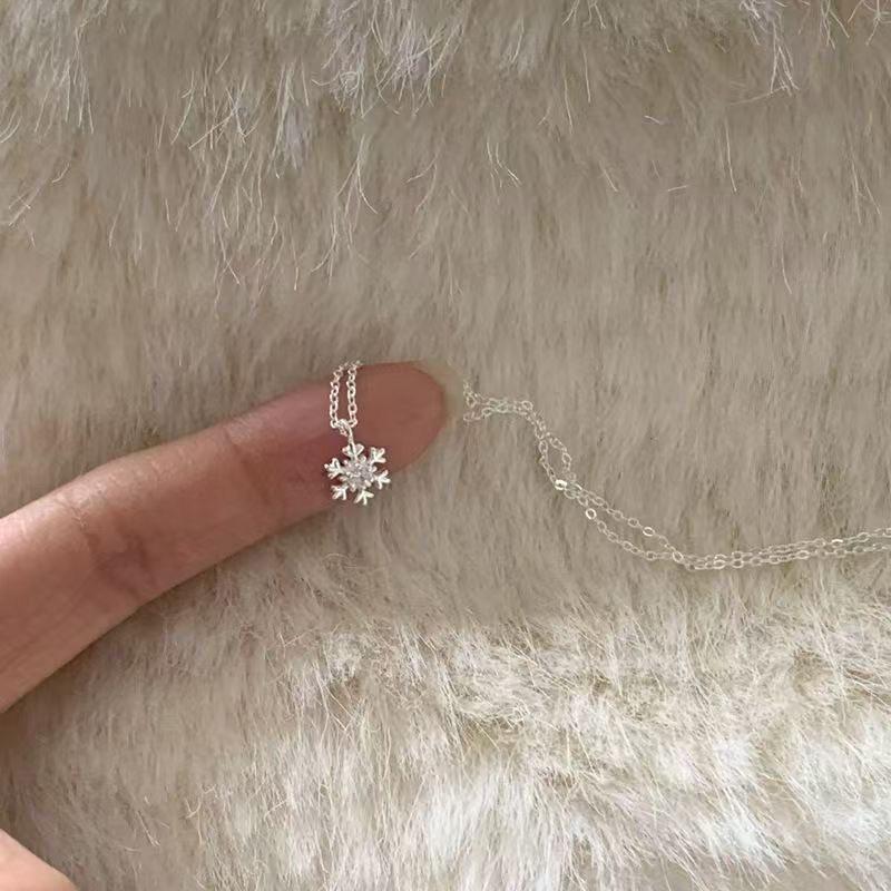High-End Women's Snowflake Necklace: Light Luxury, Exquisite and Unique Clavicle Chain