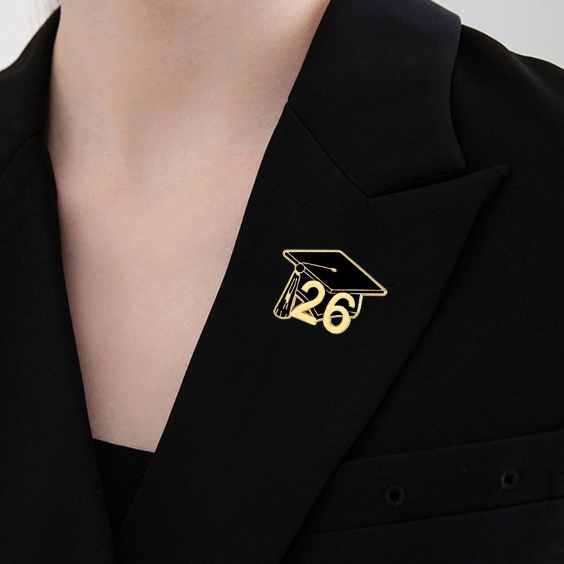 Saison de remise des diplômes 2026 Insigne de casquette doctorale en alliage Broche académique élégante pour diplômés Solide et poli Diamètre 25 mm