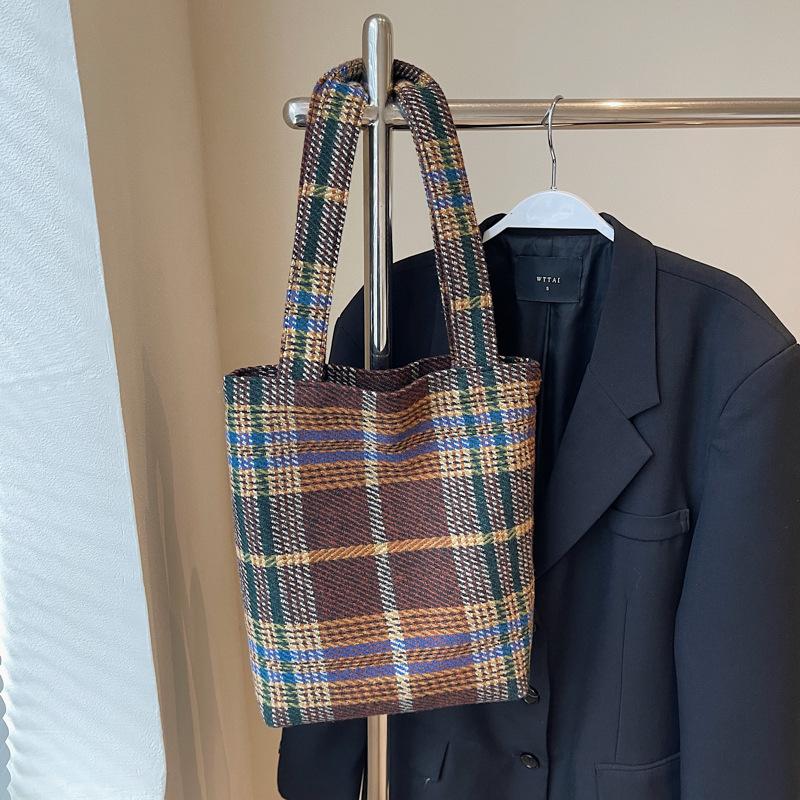 

Autumn and winter large-capacity shoulder bag, Japanese ins style versatile plaid bag, women s canvas bag, student commuter tote bag темно-коричневого