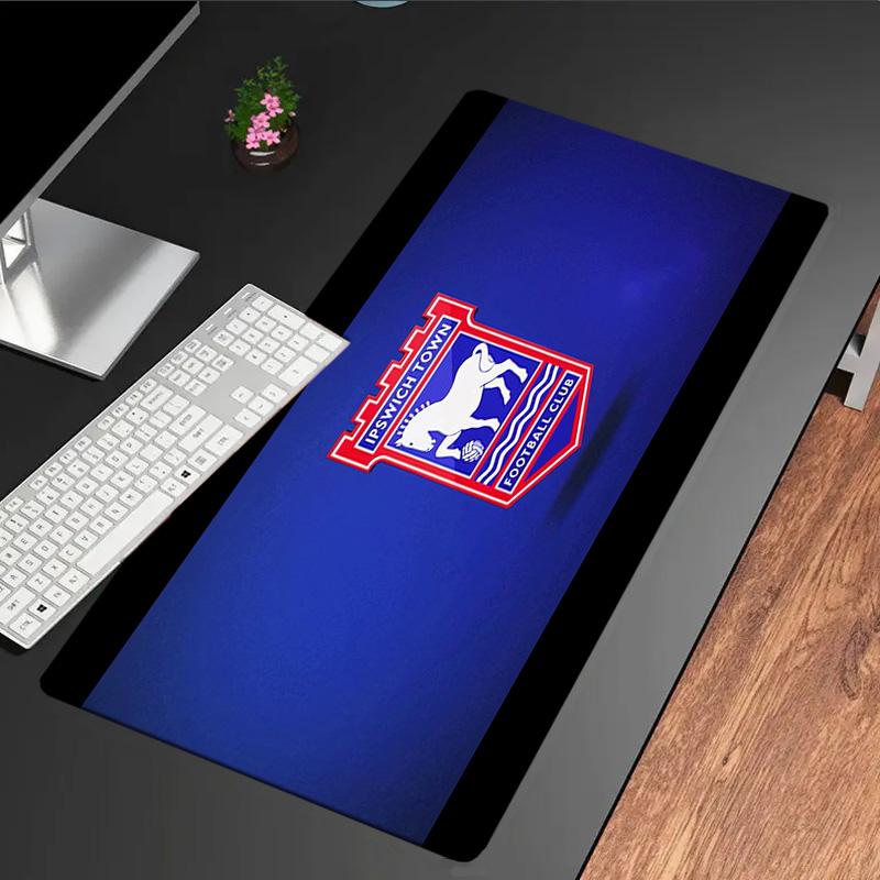 Tappetino per mouse con stemma dell'Ipswich Town Football Club, base in gomma, tappetino da scrivania per esports, tappetino per mouse per giocatori e uso in ufficio, scrivania da gioco, tappetino facile da pulire