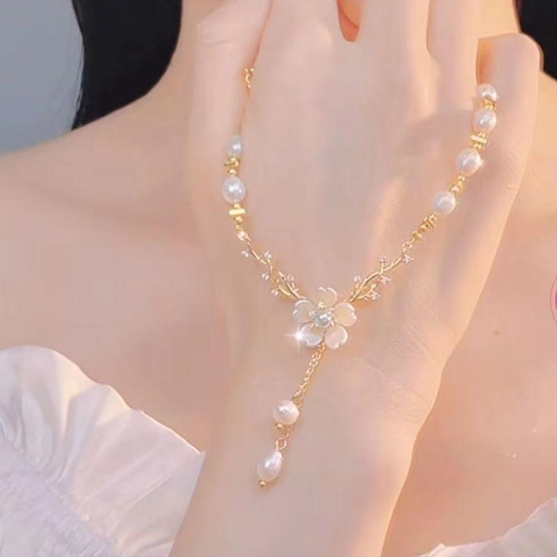 Women's Fashionable Pearl Pendant Necklace, Chinese Style Camellia Pendant with Pearl Tassels, Elegant Collarbone Chain, New Fashion Accessory,