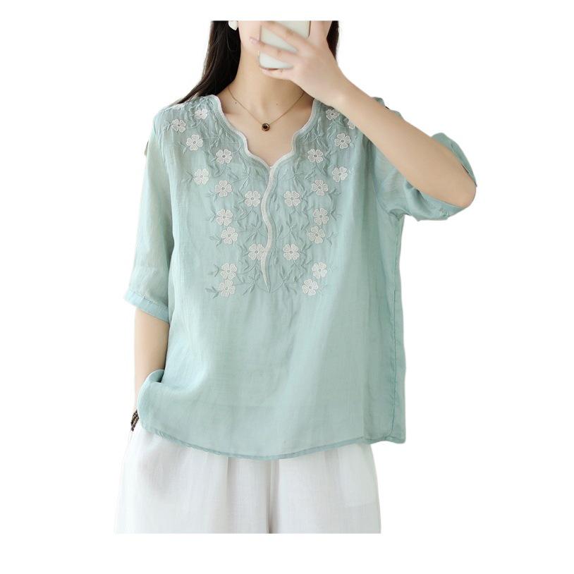 Elegant Pink Embroidered Women's T-Shirt with Irregular Grid Design