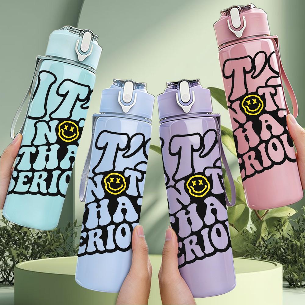 1PC It Is Not That Serious Text Print 750ml Color Plastic Sports Water Bottle Leakproof Flip Straw Lid Suitable for Sports Office Home Use