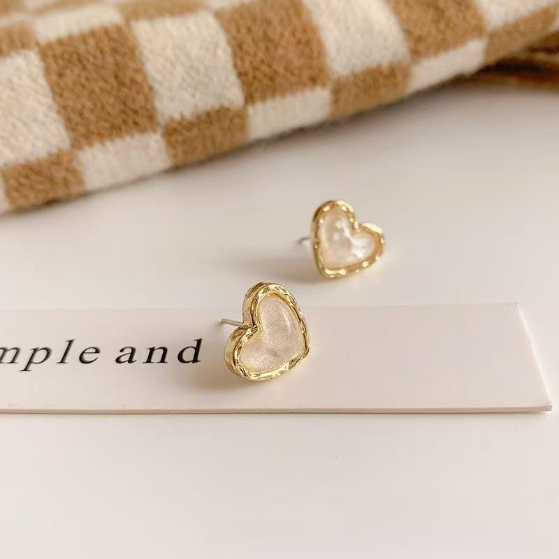 Pendientes de perlas de alta gama de moda Pendientes retro de nicho francés de lujo ligero Pendientes de perlas simples y versátiles para mujer