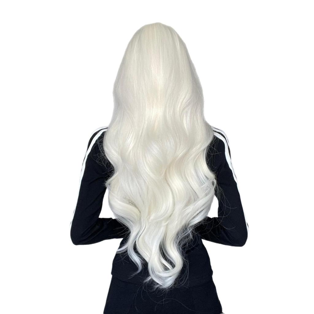 Milky white center-parted long curly hair wig made of synthetic fibers