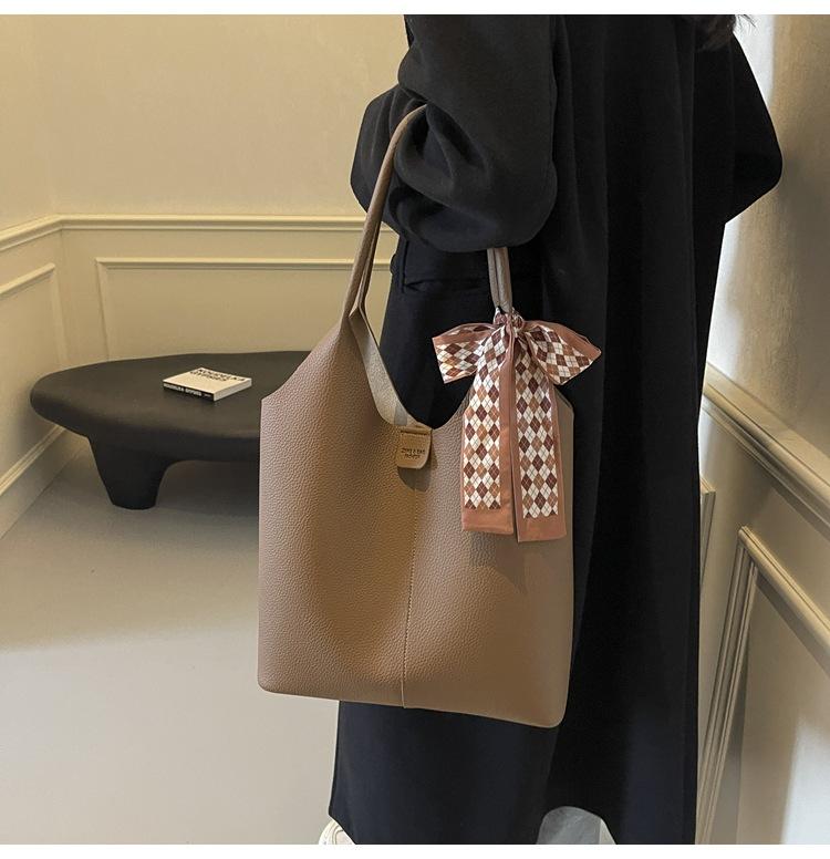 

Commuter tote bag 2025 new fashionable and beautiful personalized women s bag niche shoulder portable messenger bag 39*13*29 коричневый