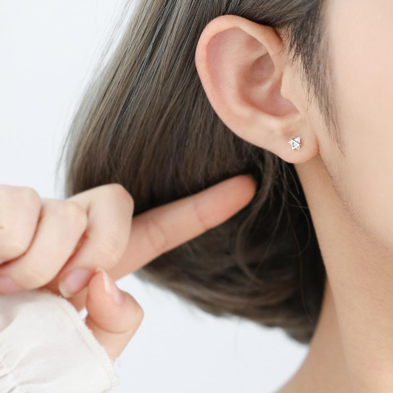 Mini malé náušnice dámská móda jednoduchý temperament roztomilé sladké náušnice do krátkých vlasů trojúhelníkové náušnice na puzetu