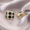 Brincos de pressão triangulares elegantes para orelhas não furadas - Versáteis e com um toque de luxo leve para o uso diário.