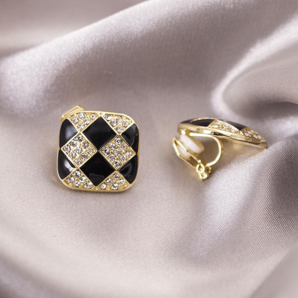 Brincos de pressão triangulares elegantes para orelhas não furadas - Versáteis e com um toque de luxo leve para o uso diário.
