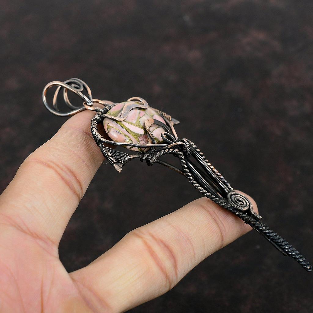 Miedziany wisiorek z różowym opalem, owinięty miedzianym drutem, biżuteria z różowym opalem, wisiorek z kamieniem szlachetnym dla kobiet, ręcznie robiona biżuteria z miedzianego drutu, prezent dla niego