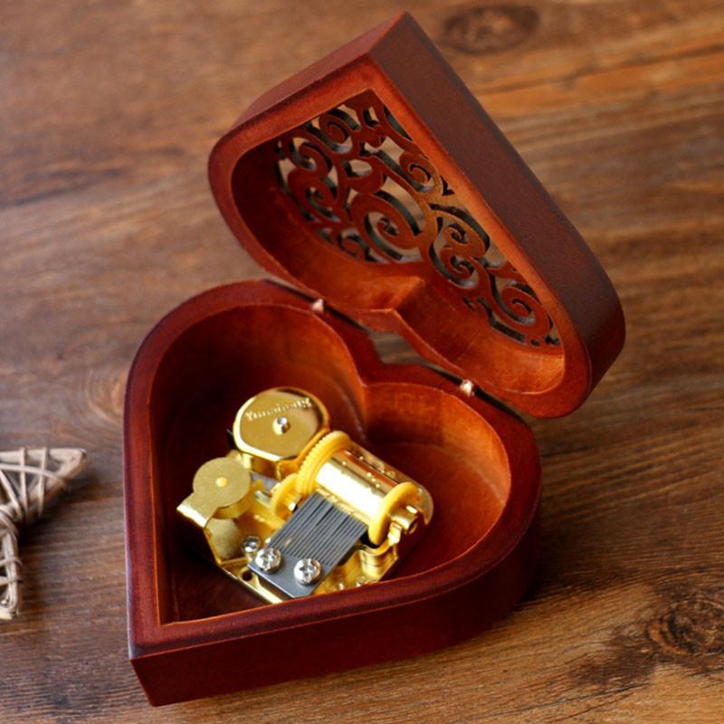 Urocza prostokątna rzeźbiona drewniana pozytywka nakręcana z melodyjnymi melodiami