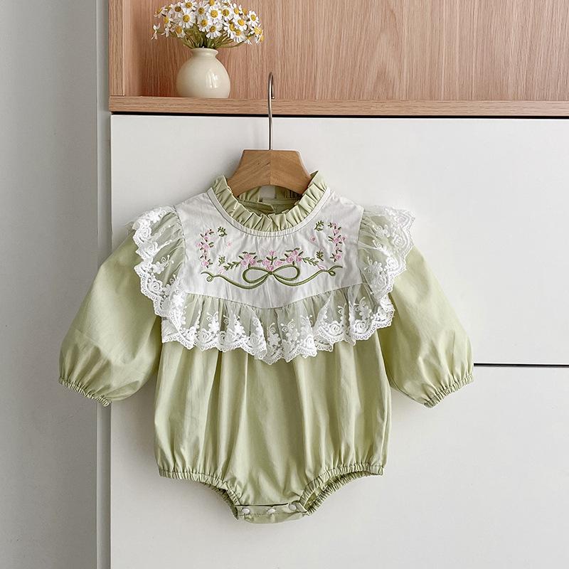 Stilvoller Baby-Mädchen-Strampler mit Spitzenstickerei und langen Ärmeln