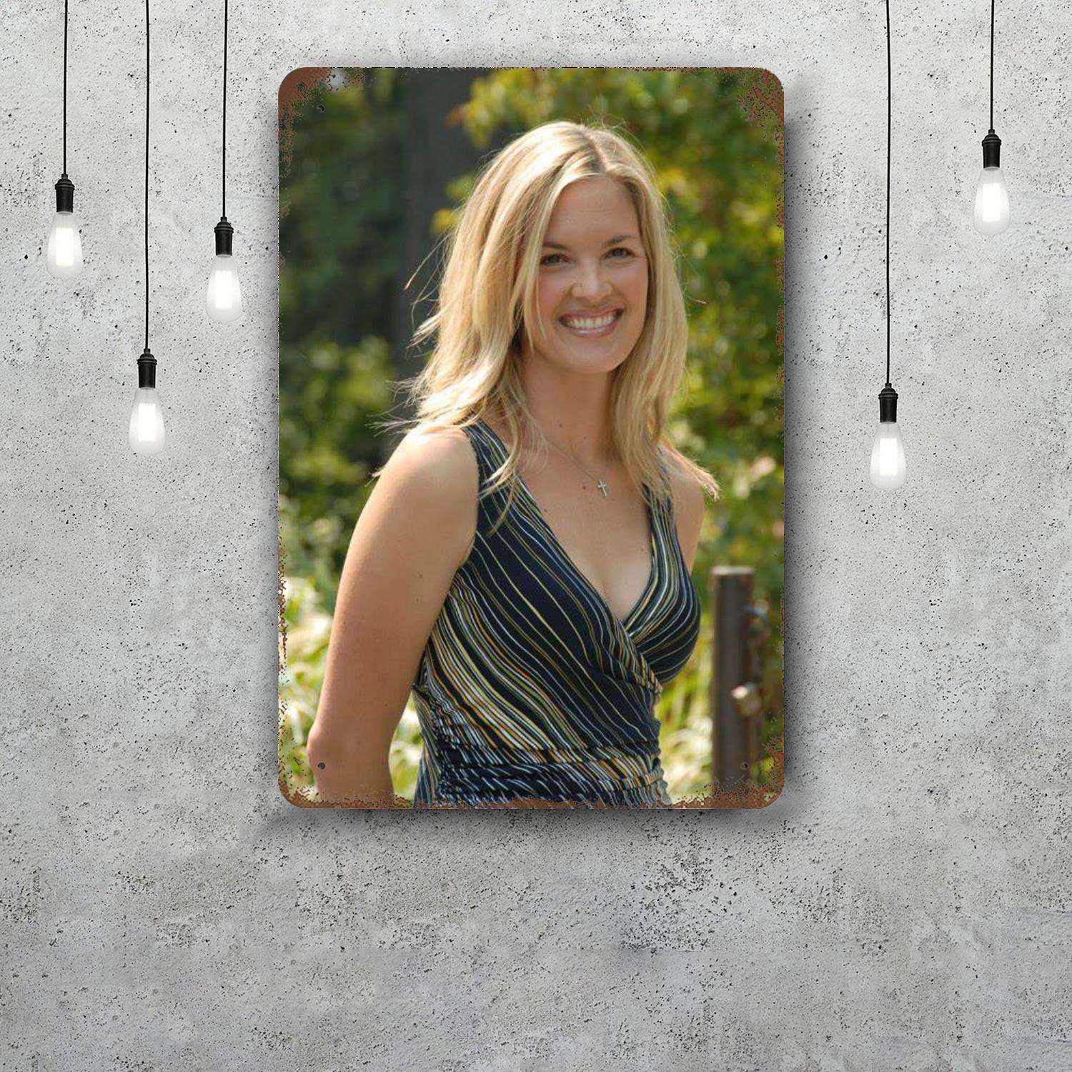 

Bridgette Wilson Classic Poster Rusty Metal Plaque Retro Decorative Plate Bar Man Cave Garage Club Metal Sign Wall Decoration 20x30cm（7.8x11.8inch）
