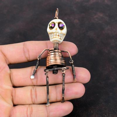 Colgante de Howlita Colgante Envuelto en Alambre de Cobre Colgante con Ojos de Titanio Colgante de Esqueleto Joyería Artesanal de Piedras Preciosas Colgante de Cara de Hueso de Calavera