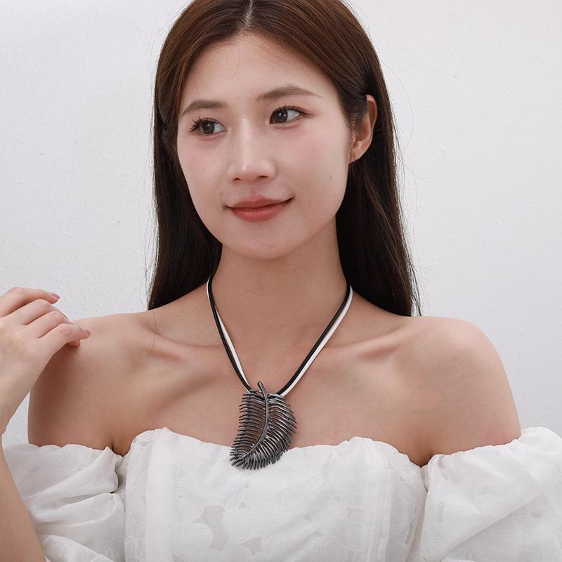 Modne naszyjniki dla kobiet biżuteria