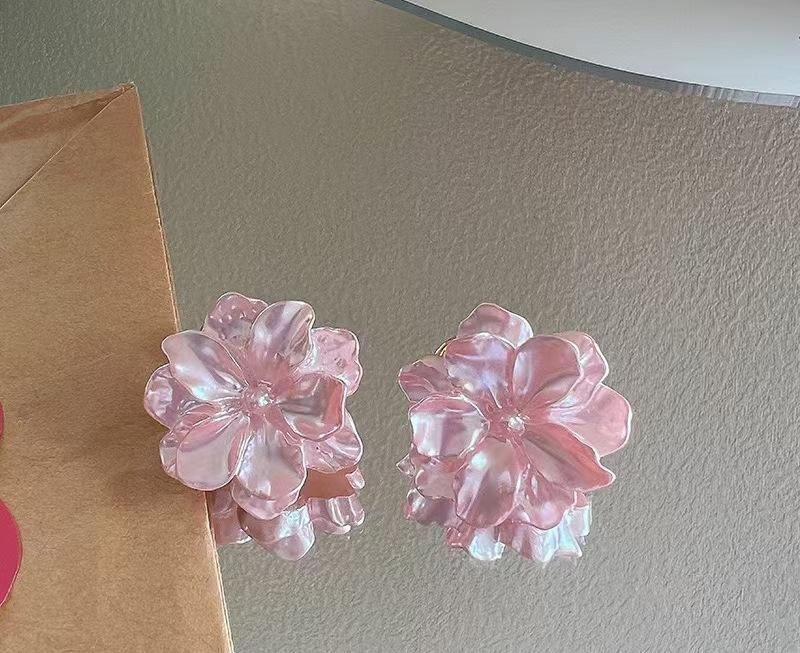 

@Special offer @Korean white flower earrings 1111 new trendy retro French stud earrings