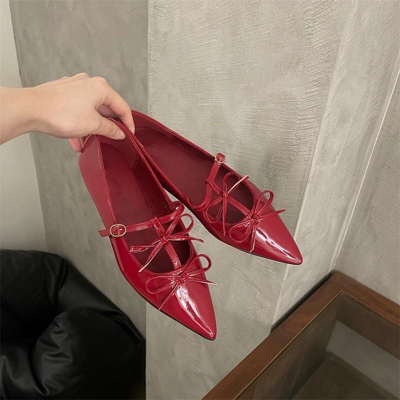 

Temperament pointed bow Mary Jane shoes women s single shoes 2025 new niche retro red patent leather ladyshoes 40