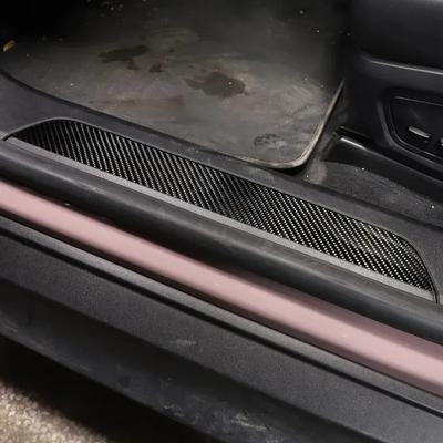 Pro Porsche Taycan -2025 Měkký karbonový dekorativní polep vnitřní prahové lišty dveří Autodoplňky do interiéru