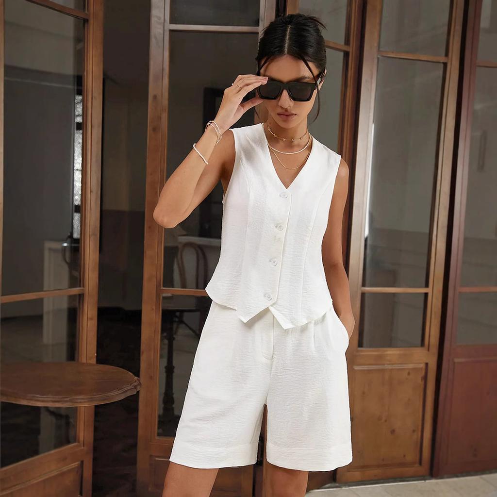 European and American minimalist fashion white V-neck vest and shorts two-piece set, women's summer bubble pleated set, stylish design for women
