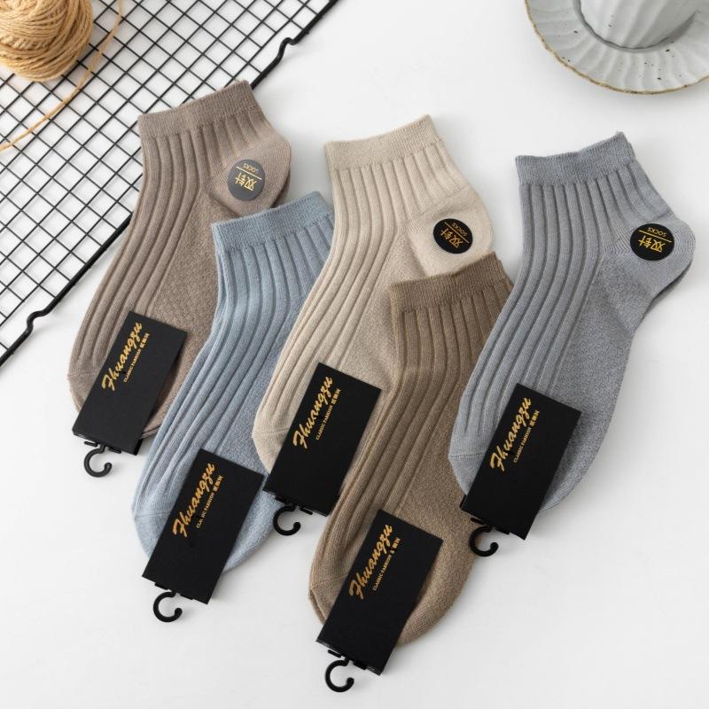 5 Pairs Men's Short Socks - Thin Style, Solid Color, Cotton Fabric, Sweat-absorbing and Breathable, Shallow Toe, Low Heel, No Heel Pull-off Feature.