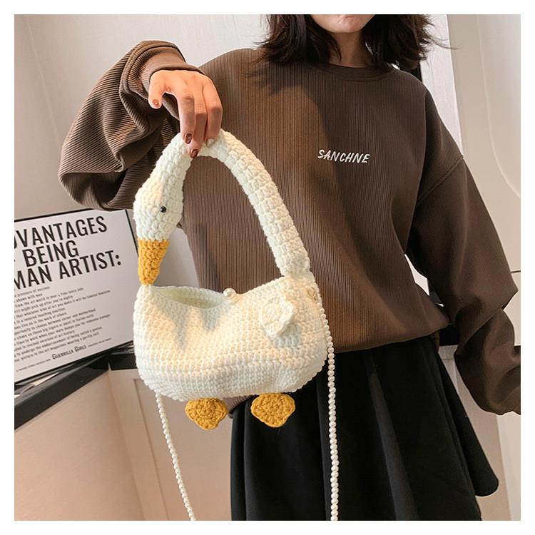 Gestrickte Woll-Handtasche mit Schultergurt in Weiß mit Gänsemotiv für den täglichen Freizeitgebrauch