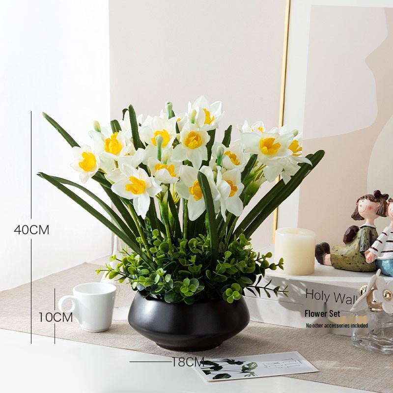 Nordisk modern sommarfräsch inomhuskonstgjord blombukett med gröna krukväxter