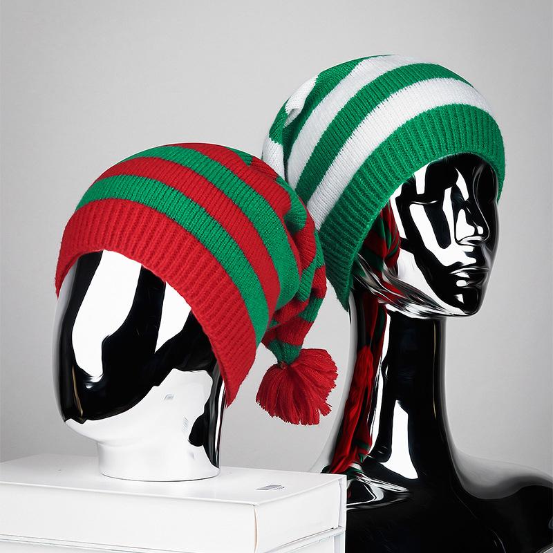 Осенне-зимняя вязаная шапка в красную и зеленую полоску с меховым шариком — фото 3