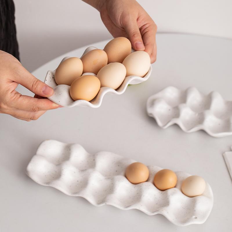Weißer Keramik-Eierkarton Aufbewahrungsbox für Esstisch Kühlschrank Spezielle Frischhaltebox Küchen-Eieraufbewahrungstabletts Geschirr