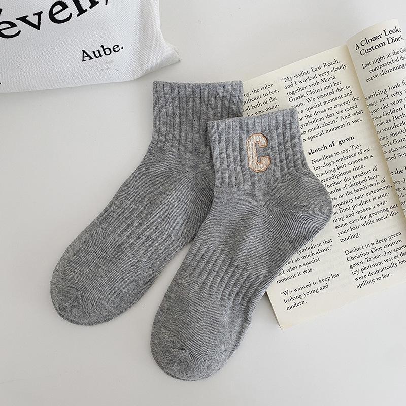 

Женские осенние спортивные носки до середины икры, влагоотводящие, с модной вышивкой, бесшовные, из тонкого хлопка для весны и осени. One Size