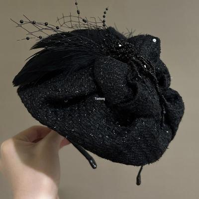 Luxusní péřový baret s čelenkou: Dámský vlasový doplněk a gumička do vlasů, poloklobouk, bílý kryt na vlasy