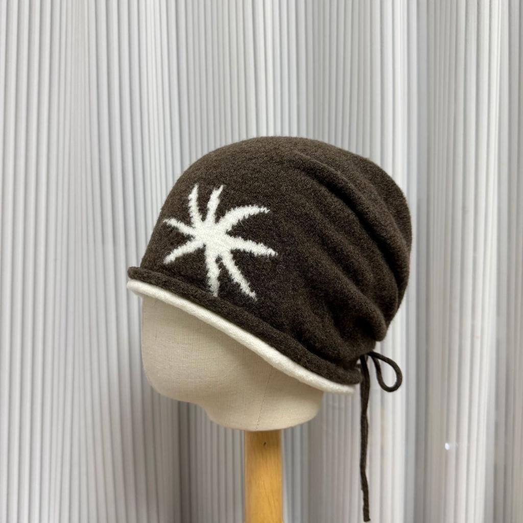 Retro contrasting color curled edge knitted drawstring stacking hat for children, warm and cold in autumn and winter, showing a small face, big head c