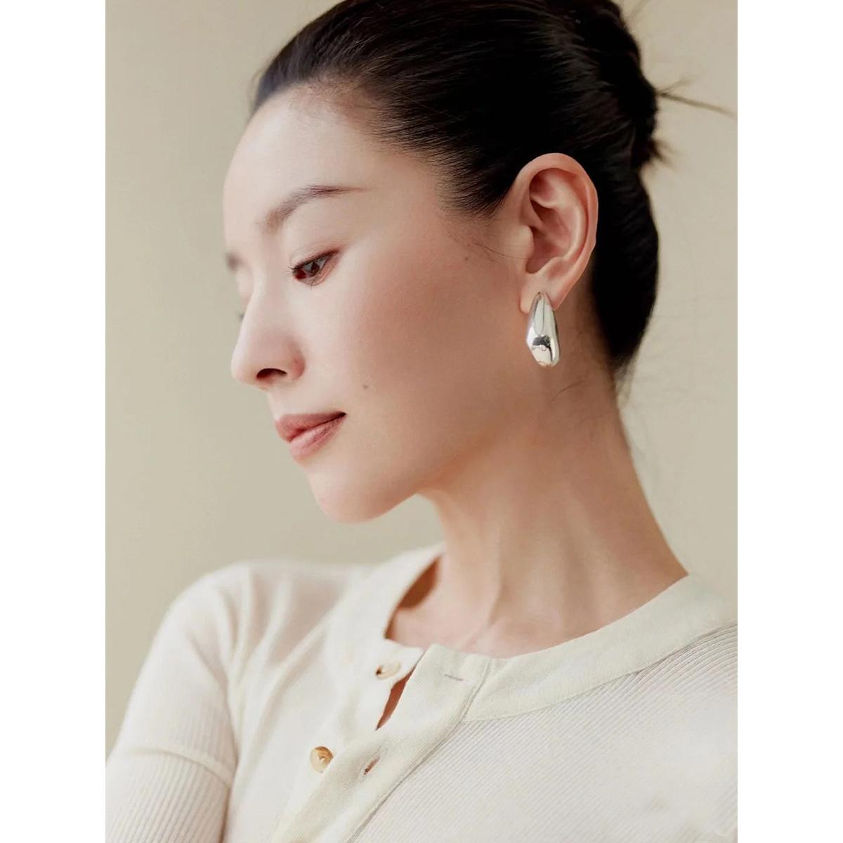 

Серьги Dong Jie того же стиля - легкие, роскошные и крупные + геометрические преувеличенные серьги, гладкая текстура, полые большие серьги-гвоздики серебряный