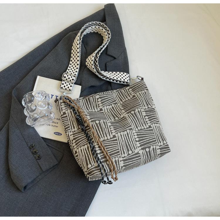 

Большая вместительная холщовая сумка женская 2024 новая сумка для отдыха на работе сумка-тоут ленивый стиль универсальная сумка через плечо чёрный