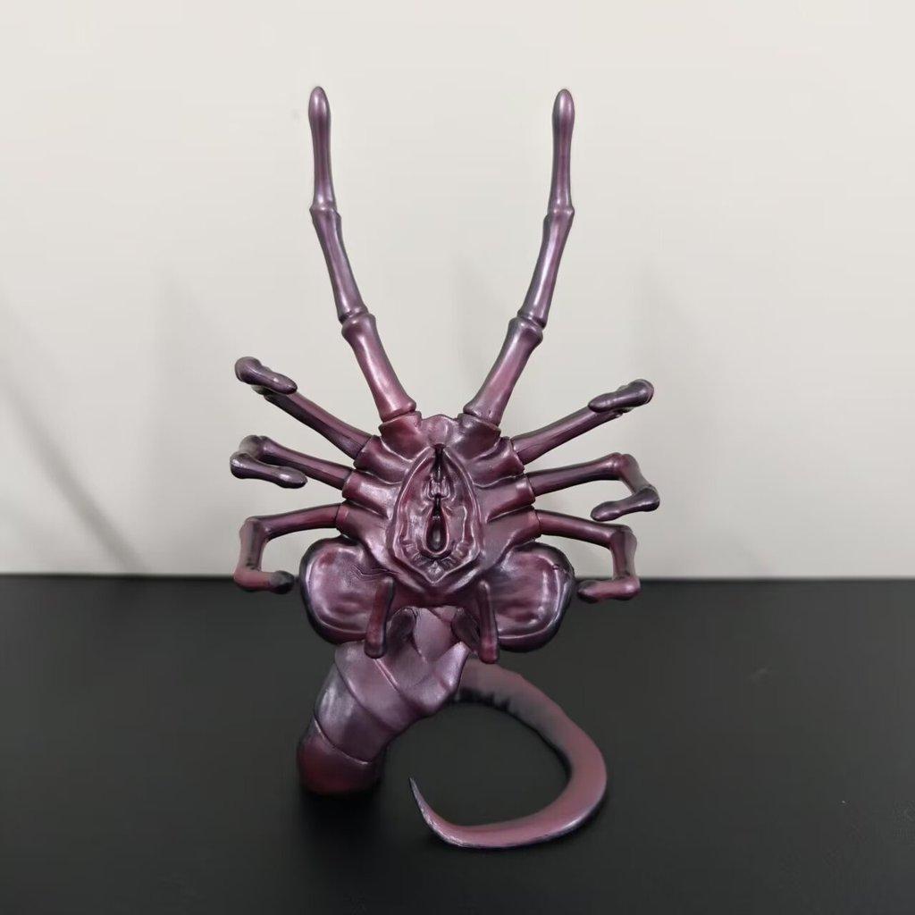 Alien Facehugger Phone Holder Pvc Desk Stand With Unique Design For Collectors