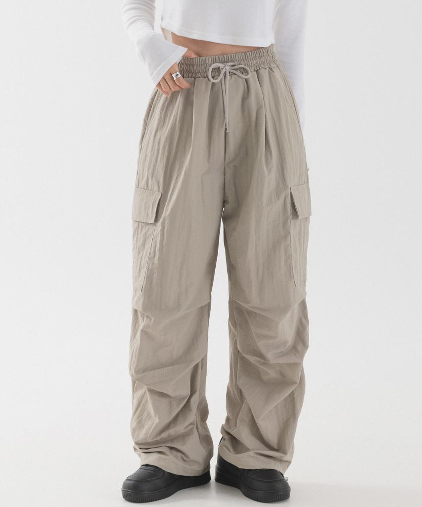 PIANER Nylon One-Pleat Cargo Parachute Pants (Beige)