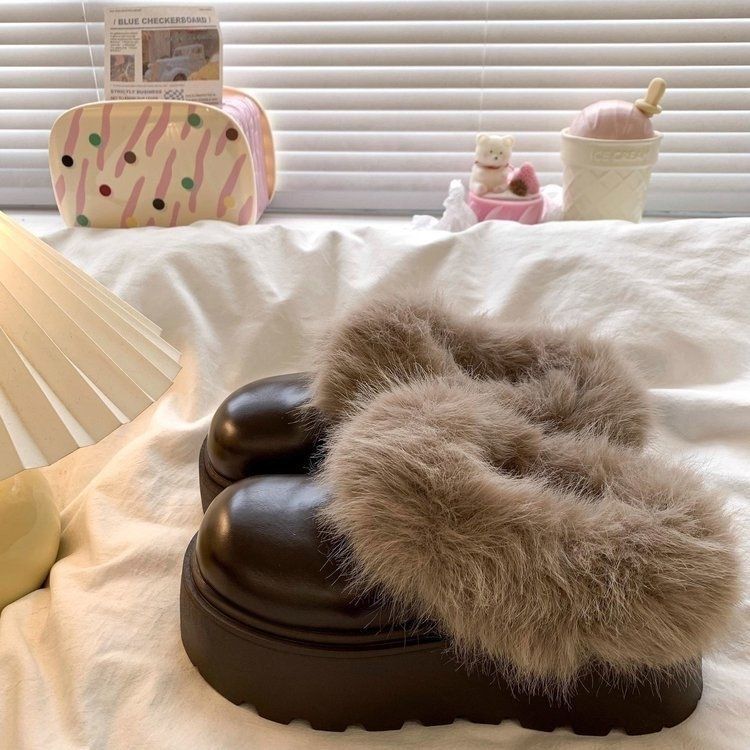 Non-slip cotton shoes are comfortable and piled on one foot, and leather Birkenstock snow boots are worn outside. Women's winter fluffy shoes