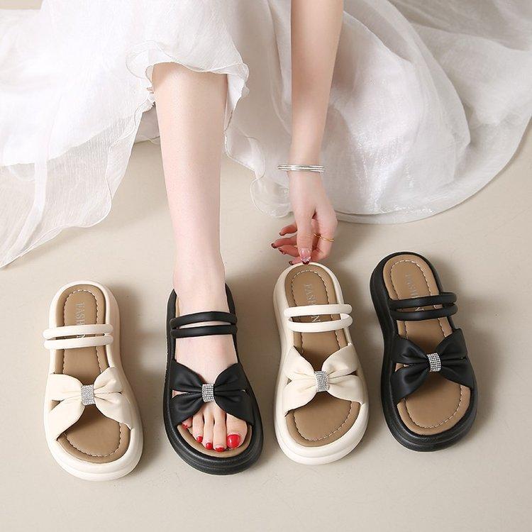 Cool slippers women's summer outer wear 2025 new Korean version of one-word drag high-end sense rhinestone thick-bottomed beach slippers women