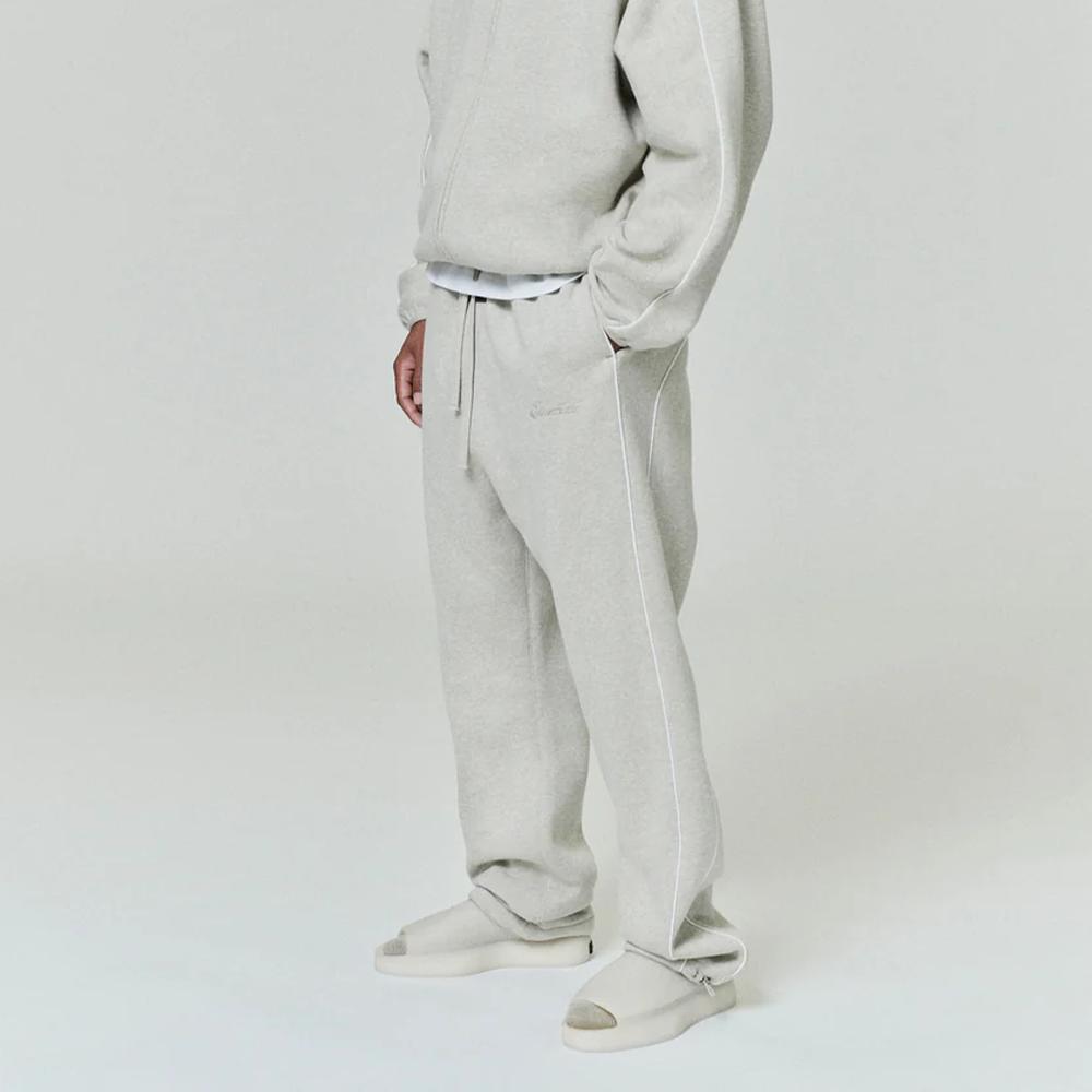 Fear of God Essentials Pantaloni della tuta morbidi in pile con piping Grigio Melange/Bianco Nuvola Uomo Pantaloni Grigio 130SP258062F