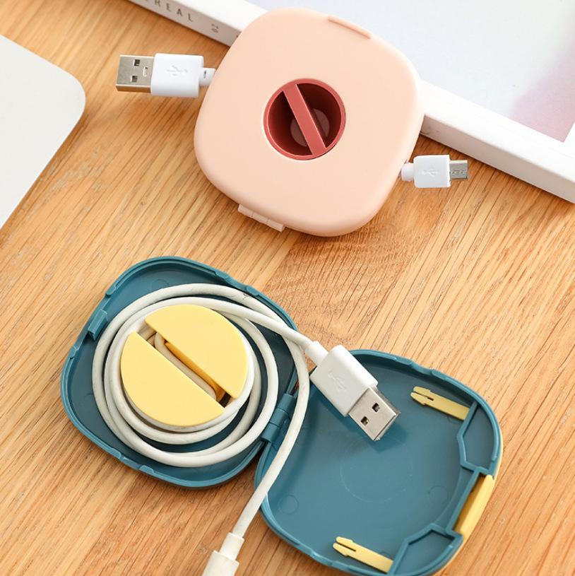 Otočný organizér kabelů a stojánek na telefon s úložným prostorem pro sluchátka a nabíječku