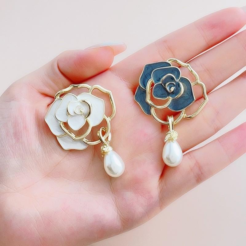 Camellia Brooch: High-End Fashion Alloy Jewelry & Clothing Accessory