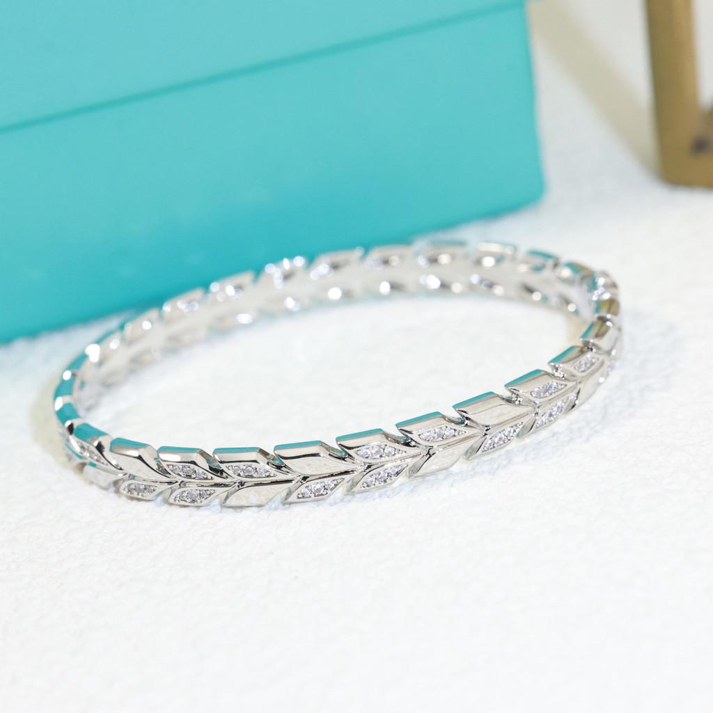 

Браслет «Пшеничный колос» с трехцветными бриллиантами, инкрустированными в материал цвета субзолота, с гальваническим покрытием 18-каратным золотом и в сочетании с изумрудными глазами леопарда. серебряный