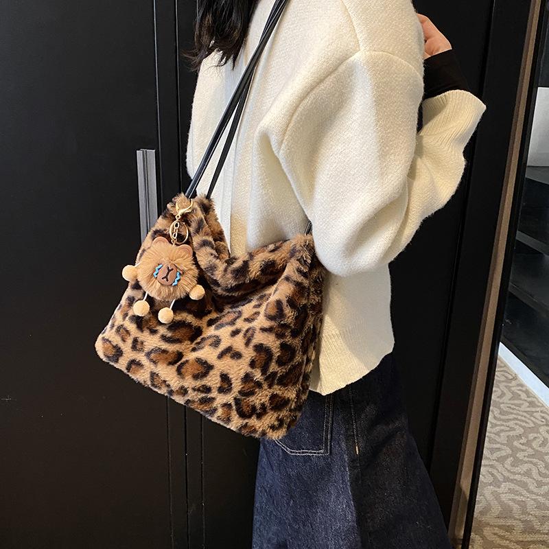 Simple and large-capacity bag 2025 new trendy and fashionable leopard print plush tote bag atmospheric fluff shoulder three-purpose bag