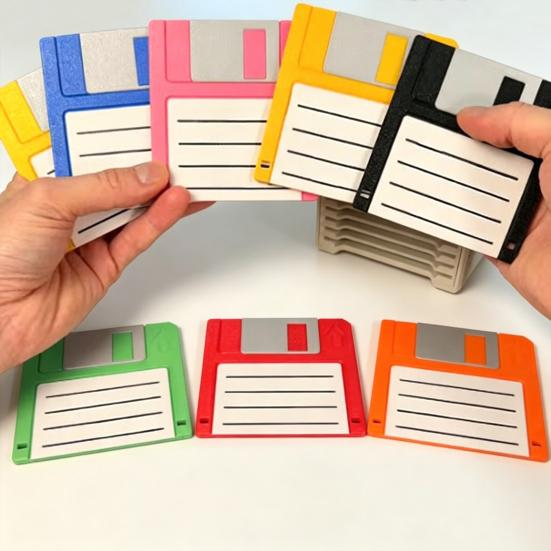 1 sada Retro Tech tácky na diskety s držákem 3D tištěné podložky pod nápoje ve stylu karty na stůl Doma Odolné vůči teplu Jedinečný dárek pro technologické nadšence &