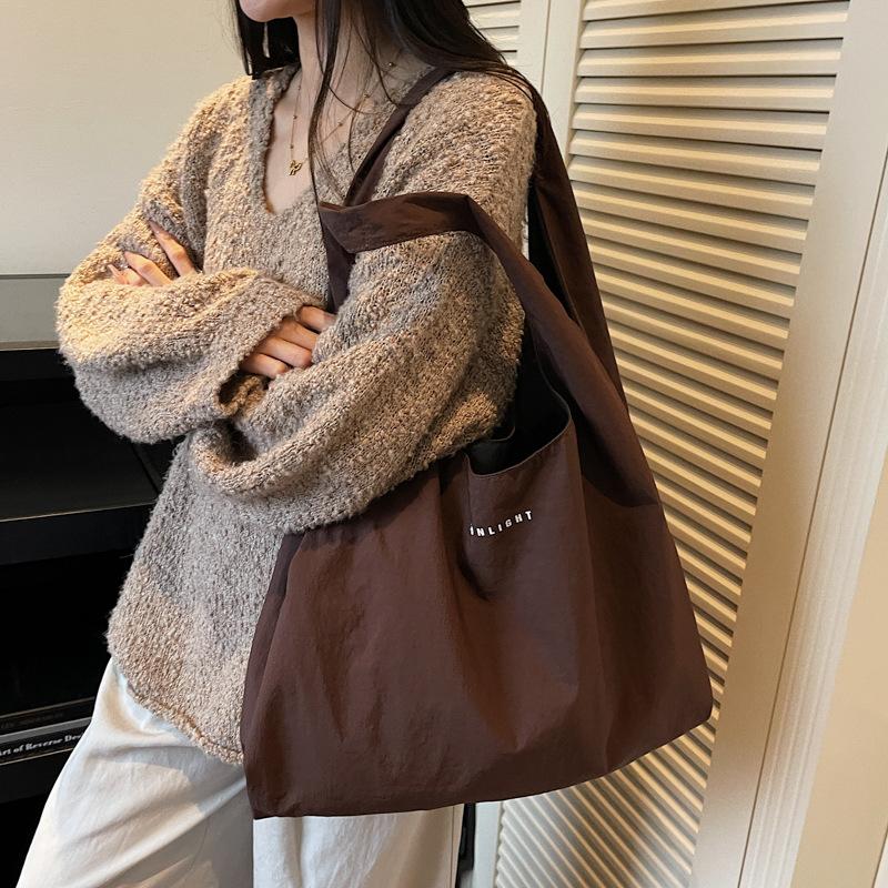 Korean version of fashion tote bag 2025 new casual large-capacity shoulder bag retro girl foreign style nylon shopping bag