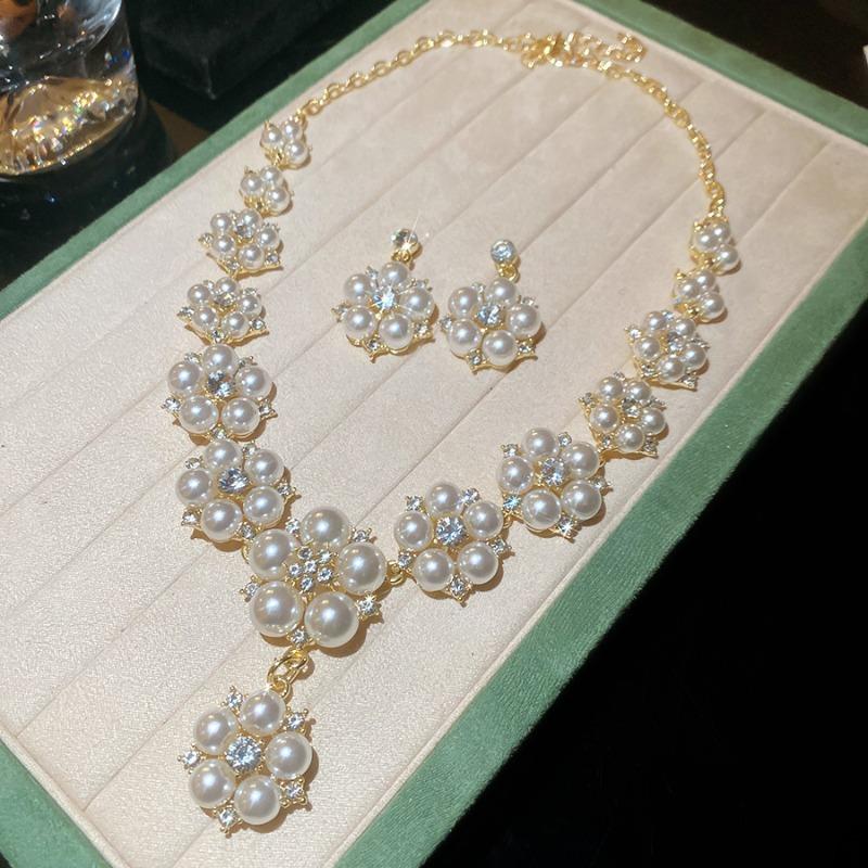 Diamond-encrusted pearl flower stud earrings necklace retro temperament jewelry set light luxury high-end jewelry