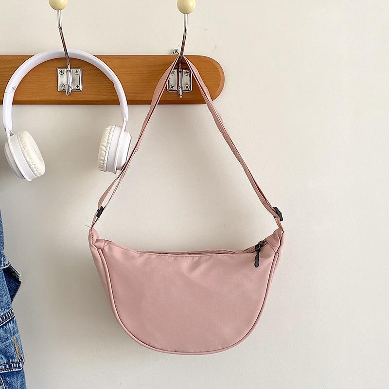 

Нейлоновая сумка-мессенджер женская 2025 осень новая трендовая сумка-пельмень легкая маленькая сумка-сателлит подмышечная сумка плечевая холщовая сумка розовый