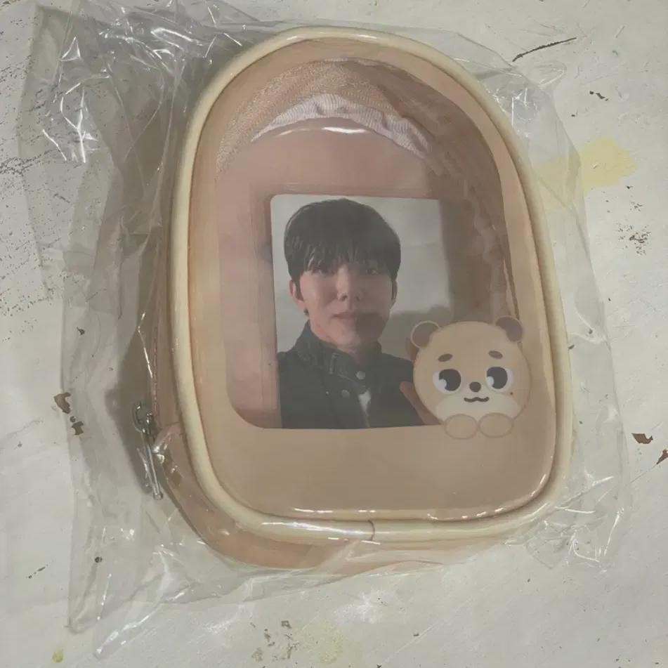 

Косметичка из прозрачного плюша Day6 стоит денег