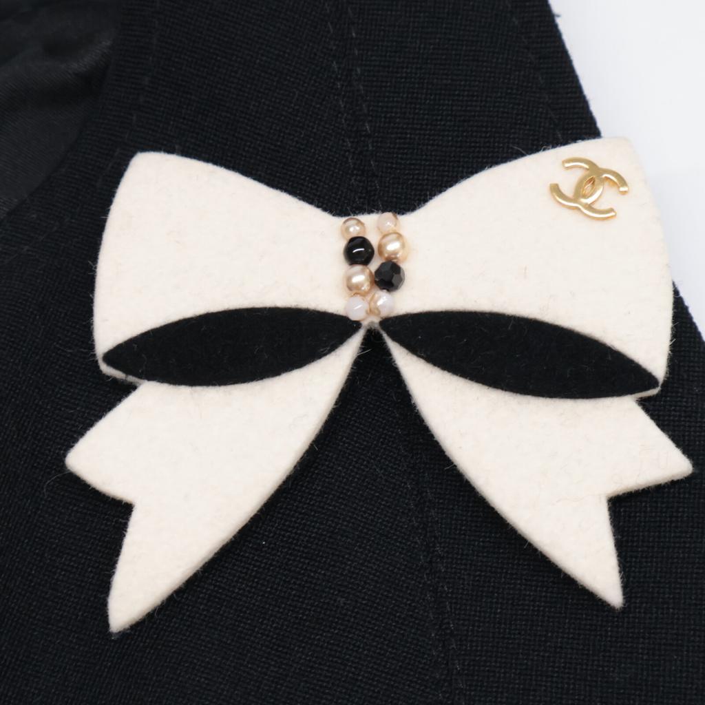 Chanel 02A P191712 CC Logo Zip Sleeveless Top with Ribbon Brooch Dress 38 blackUsed